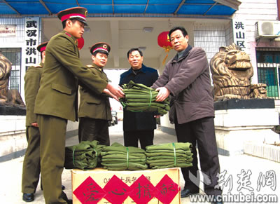 武汉军械士官学校两百件寒衣送温情(图)