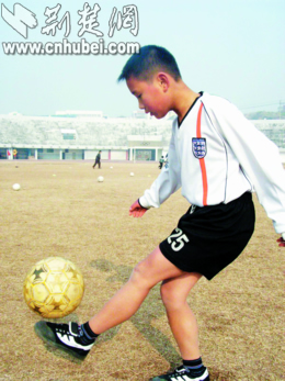 [少儿绝活]宜昌9岁男孩20分钟内颠球近两千个