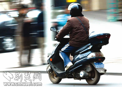 武汉去年万辆新摩托顶禁令上路 车商承诺代办车牌