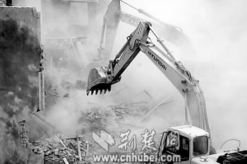 武汉市江夏区流芳街开始实施强拆违建房行动(