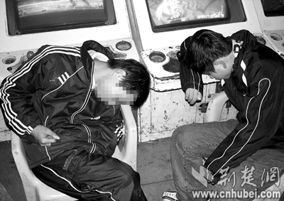 放假更比上学累 中学生游戏机室沉沉睡(图)