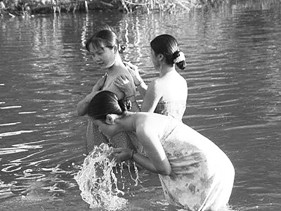 傣族少女着筒裙沐浴 西双版纳美丽神奇(图)