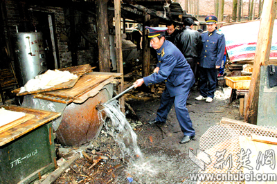 17黑作坊扎堆做豆腐 被工商部门"一锅端"(图)