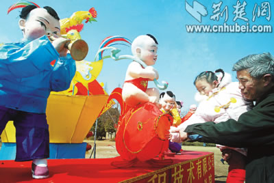 图文:武汉青山区迎春元宵灯会开幕(图)