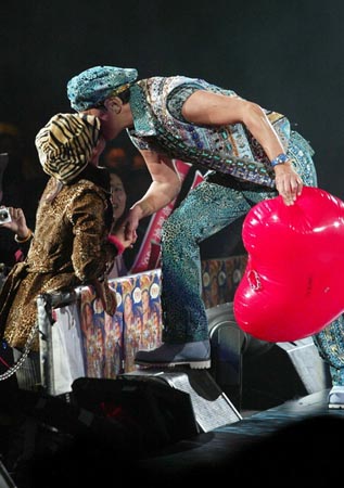 许冠杰个唱遭男歌迷索吻 与华仔台上搞笑(图)