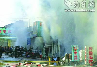 武昌雄楚大街建材市场突发大火 500余警力救险