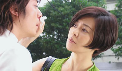 《做头》中裸露后背 关之琳:那是替身(图)