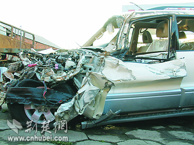 汉宜高速荆州段越野车冲下高速公路造成2死2