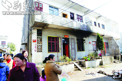 黄陂一家7口被反锁大门遭汽油纵火 幸被村民解