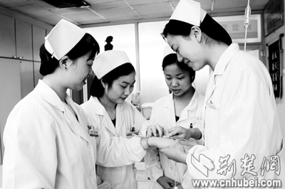 图文:武汉市儿童医院护士用心打针成全国示范
