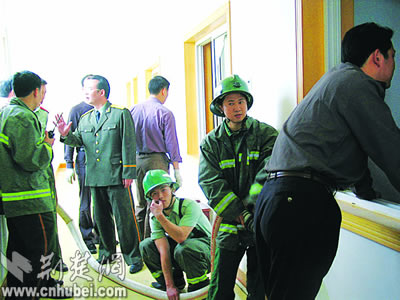 消防民警配合行动 高压水枪制服欲自爆男子(图