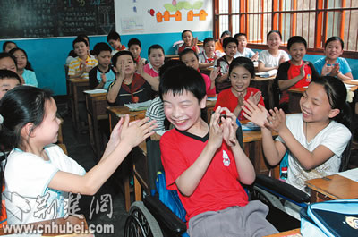 爱和阳光洒在脑瘫孩子的课桌上(图)