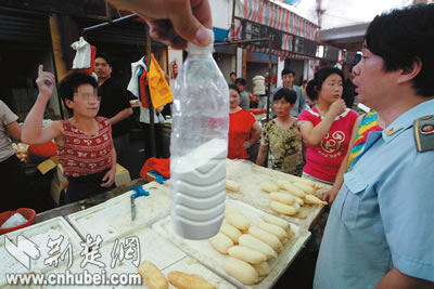 用漂白粉洗莲藕对人体有害 商贩受处罚(图)