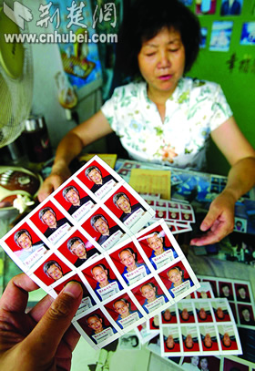 为避免骗领养老金 老人须拿着近期报纸照相(图