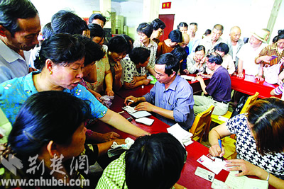 为避免骗领养老金 老人须拿着近期报纸照相(图