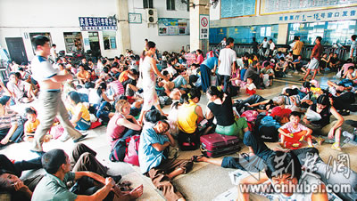 南方发洪水部分铁路被冲断 数千旅客滞留火车