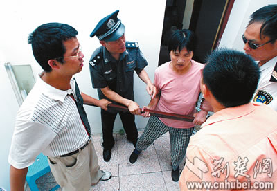 执法人员突袭汉口站北新村地下诊所竟遭强烈