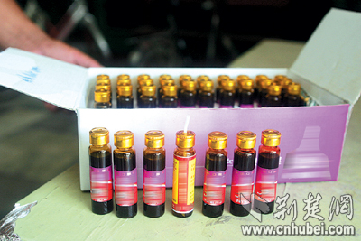 农妇喝药遇险事 口服液中暗藏一小瓶农药(图)