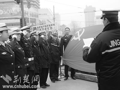 武汉市洪山交警大队二中队重温入党誓词(图)