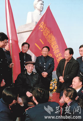 恩施州国税局的全体党员重温入党誓词(图)