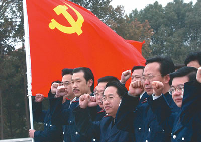 面对先烈举手宣誓; (专题报道) 经典红安--共产党员心中的圣地(三)