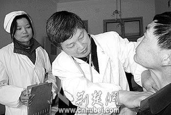 图文:关爱血吸虫病人