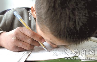 压得扁平,眼睛瞪大了