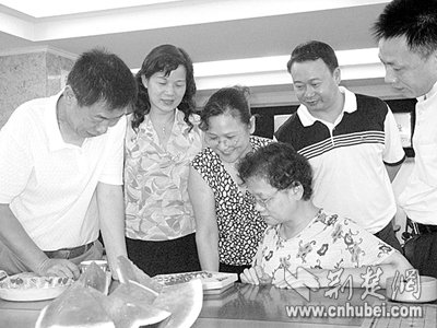 武汉市旌德社区 开放会议室给居民纳凉(图)