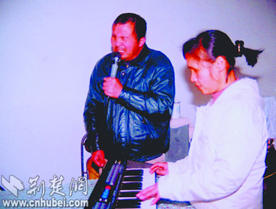 [冰点焦点]黑暗中演绎平淡真实-探访青山'盲人村