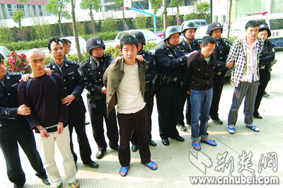 硚口警方一年秘密调查 汉正街"汉川帮"昨告覆灭