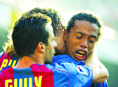 又见鬼脚小罗纳尔多高难度精彩射门(图)