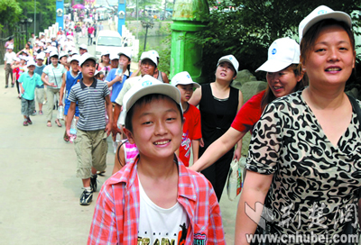 [冰点焦点]儿童节孩子不因贫困而缺少欢乐(图)