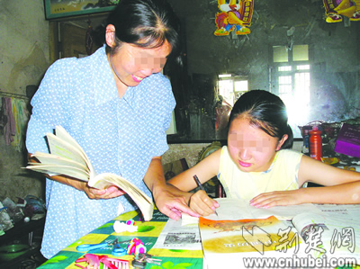 含辛茹苦抚养13年 母爱呵护白血病女儿前行