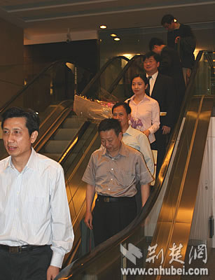 组图:湖北省长罗清泉一行乘飞机抵达香港(1)