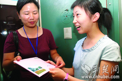 首批高考通知书到宜昌 一学生地址不对(图)