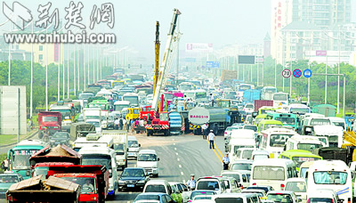 油罐车侧翻食用油外渗 318国道新民村段堵车4