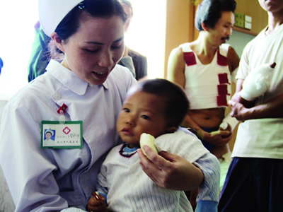 云南客车坠入利川百米山崖 14人死亡35人受伤