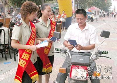 市区税务干部走上街头宣传税收法律法规(图)