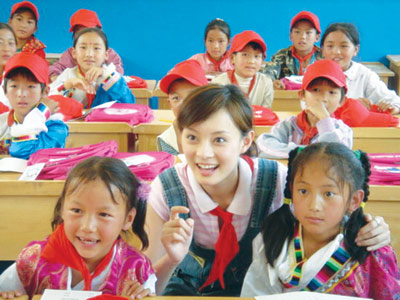 安心希望小学建成使用 孙俪变身孙校长(图)