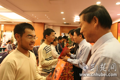 湖北电信宽带用户过百万 捐资50万元助学