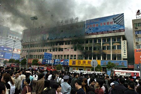 长沙火车站附近商业大厦发生火灾(图)