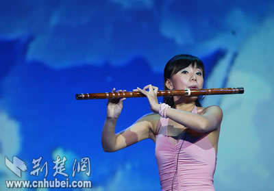 竖弹琵琶横吹笛盛装民乐奏响诗情画意图