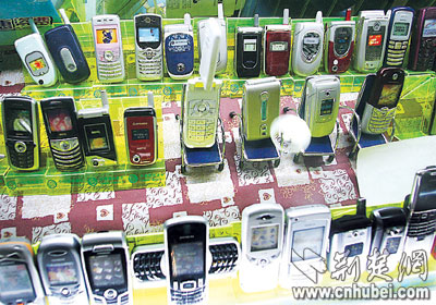 暗访武汉市场黑手机(图)