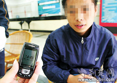暗访武汉市场黑手机(图)