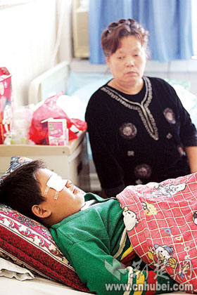 图文:仿真玩具枪误伤孩子眼