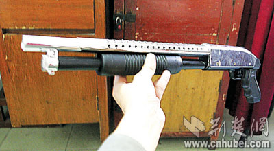 图文:仿真玩具枪误伤孩子眼