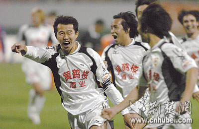 武汉足球队中超杯决赛首杯在望(图)