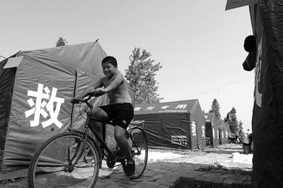 汉江22年来最大洪水今秋发作--探访洪水中的家