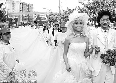 宜都哪家婚纱摄影好些_独家首发 青岛婚纱摄影拍婚纱照个人艺术照哪家好些(3)