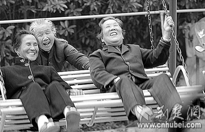 图文:福星村400多位老人拿到退休工资